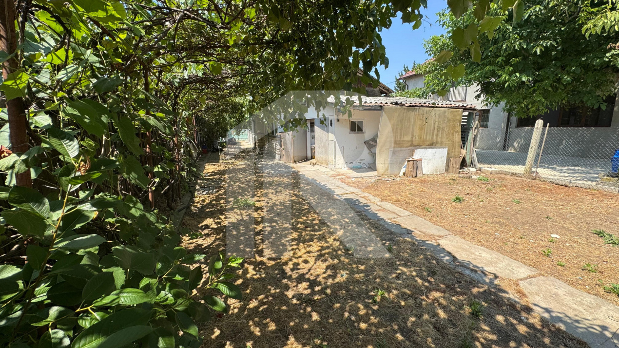 langa Primaria Gorgota, casa locuibila cu teren generos